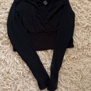 black long lace sleeved crop top